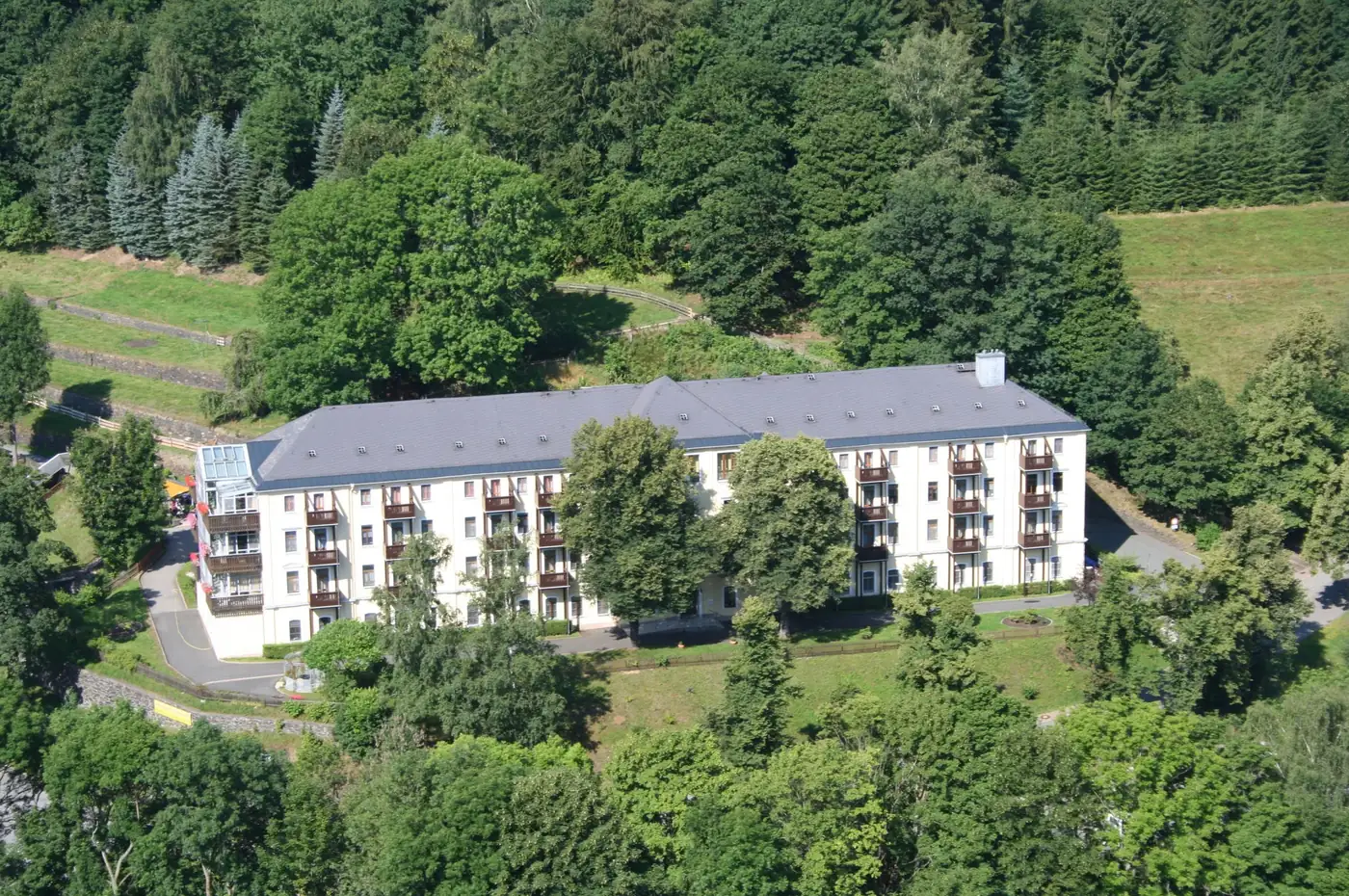 seniorenpflege-schottenberg-haupthaus-von-oben-wald